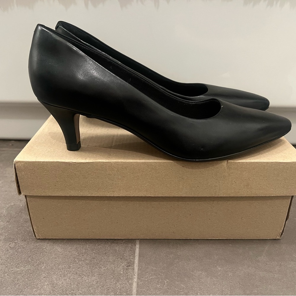 Clarks black leather medium heel pumps 8.5